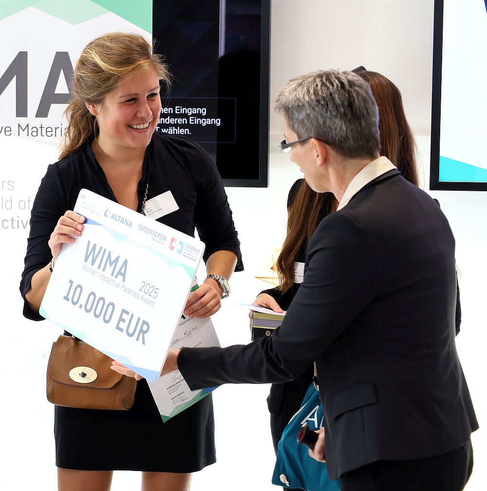Gewinnerin erhält ihren Preis