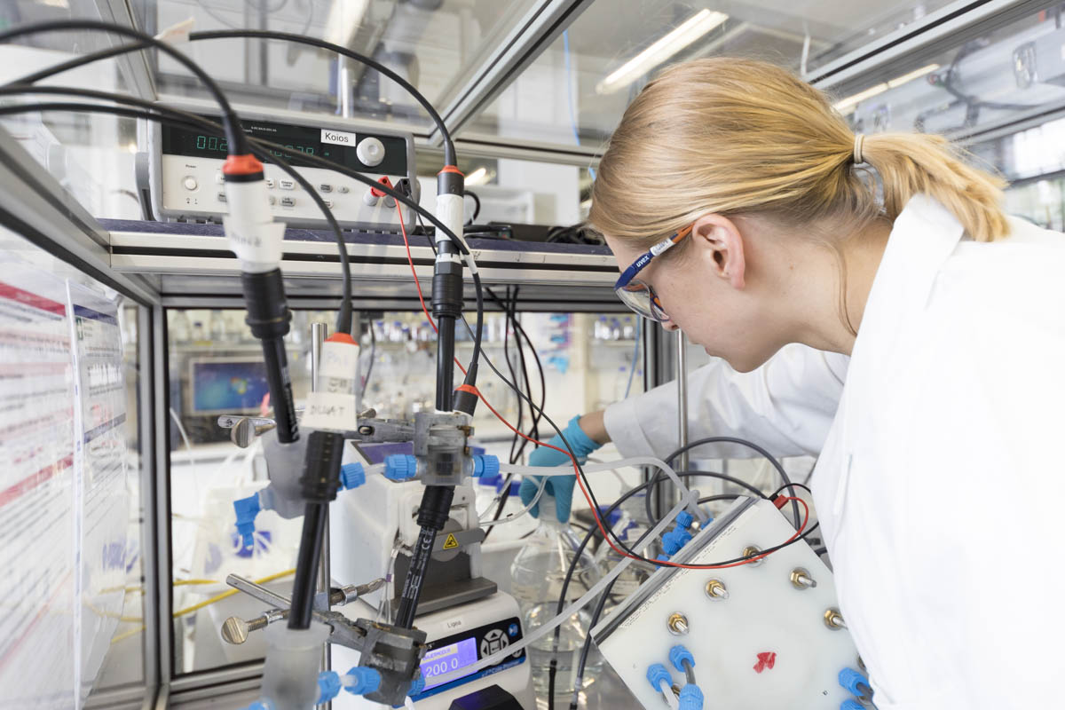 Aufbau einer Anlage zur kapazitiven Entsalzung mit Durchflusselektroden (FCDI). FCDI ist eine innovative elektrochemische Technologie zur Ionen- Wasser-Trennung mit hoher Wasserrückgewinnungsrate und kann vollständig mittels erneuerbarer Energie betrieben werden.