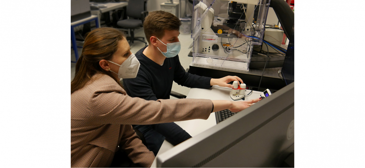 Nina Kostina and Dominik Söder examine the results on the microscopy images / Shape transformations of dendrimersomes during UV-vis light irradiation observed under the confocal microscope