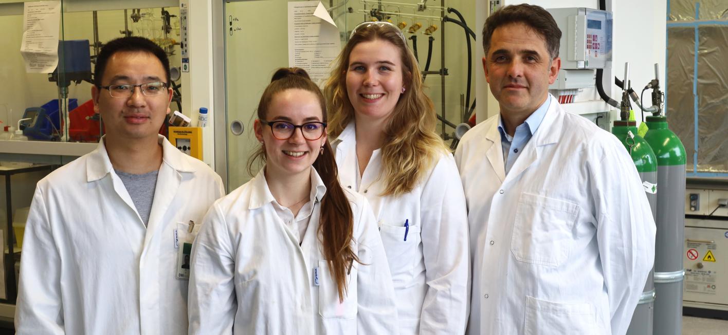 Andrij Pich mit seinem DWI-Team, das die Schalentier-basierten Mikrogele mit Antibiotika untersucht hat:  Laura Hetjens, Nadja Wolter und Xin Li (von rechts nach links).