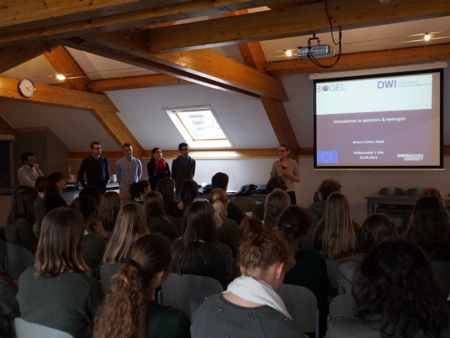 Prof. De Laporte speaking about polymers & hydrogels Prof. De Laporte speaking about polymers & hydrogels
