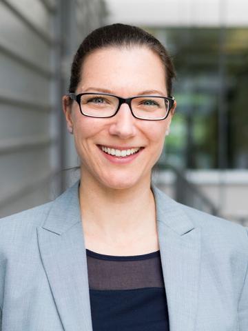 Portraitfoto Dr. Janine Hillmer